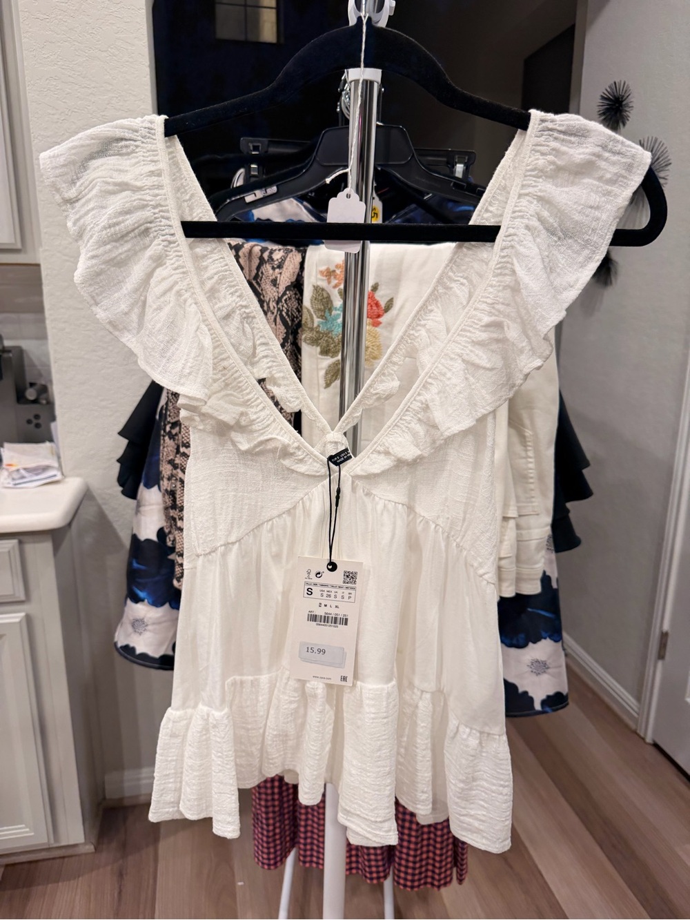 Zara White Ruffled V-Neck Flutter Sleeve Blouse